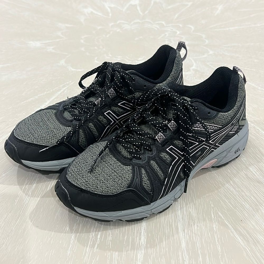 ASICS - Black & Olive Green Size 7.5